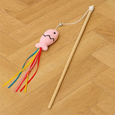 Jeu pour chat - Baguette avec poisson, cloche et ruban - Chatyfyclub